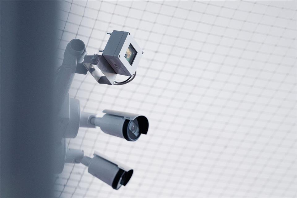 Videokameras und Künstliche Intelligenz sollen in Berlin in einem Testlauf die Umgebung des Roten Rathauses und des Abgeordnetenhauses überwachen. (Symbolbild)Marius Becker/dpa