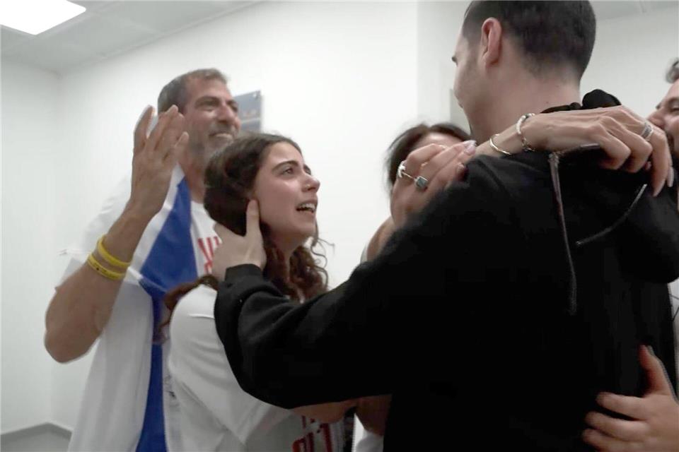 Macron warnt vor andauernder Bedrohung durch Hamas Videos der israelischen Armee zeigen emotionale Szenen nach der Rückkehr der Geiseln. -/IDF/AP/dpa