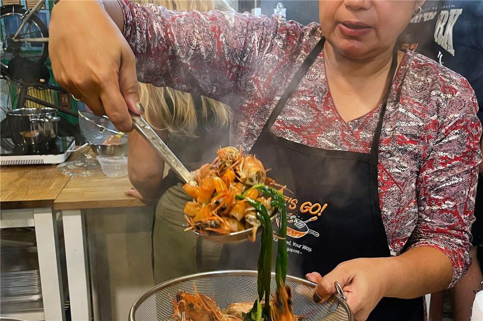 Vidhya Nair gibt Kochkurse in Singapur: Mit ihren Schülern geht sie vorher gerne einkaufen. Manuel Meyer/dpa-tmn