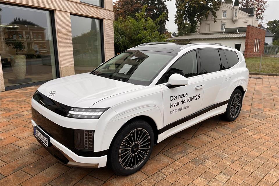 Viel Auto, so weit das Auge reicht – der Hyundai IONIQ 9 setzt allein mit seiner Größe ein Zeichen.