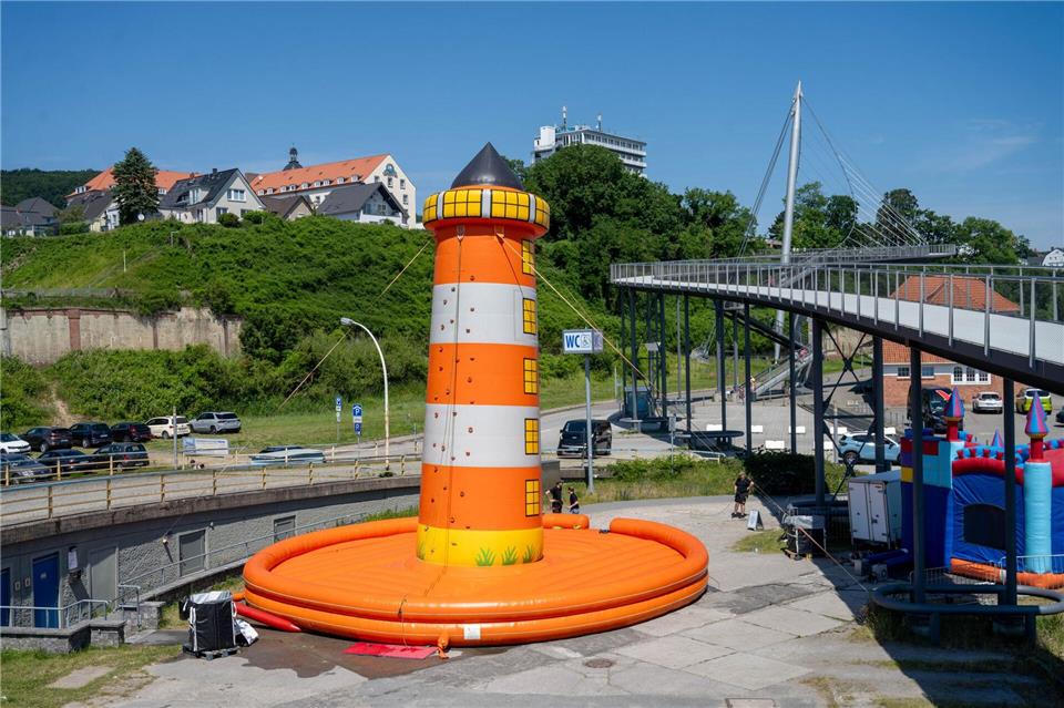 Viel Betrieb ist nicht am aufblasbaren Kletterturm.Stefan Sauer/dpa
