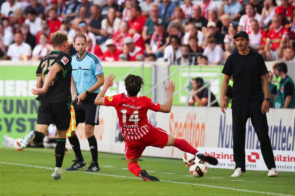 Viel Einsatz: Das gefällt Freiburgs Trainer Julian Schuster (r).Philipp von Ditfurth/dpa