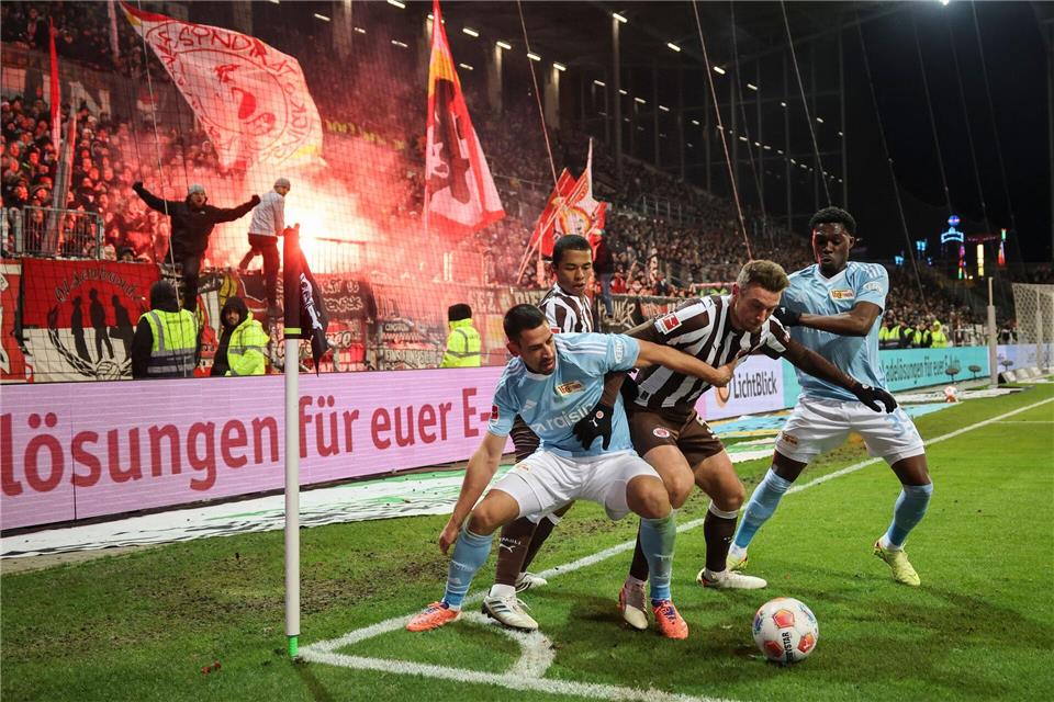 Viel Einsatz: Rani Khedira (l) und Derrick Köhn (r) von Union Berlin im Kampf um den Ball mit Hauke Wahl und Joel Chima Fujita vom FC St. Pauli.Christian Charisius/dpa