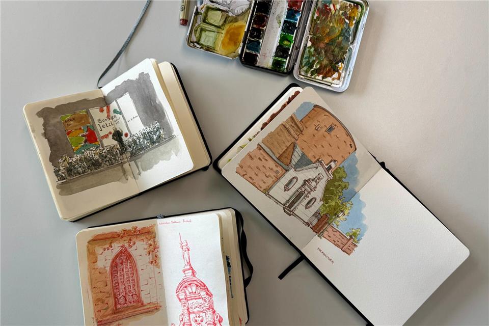 Viel Equipment braucht Mara Bittinger nicht für ihre Bilder: Skizzenbuch, Fineliner, Pinsel und kleine Farbpalette reichen.