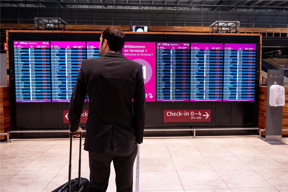 So viele Klagen wie nie von Fluggästen gegen Airlines Viel Fluggäste des Hauptstadtflughafen BER klagen gegen Fluglinien. (Symbolbild) Fabian Sommer/dpa