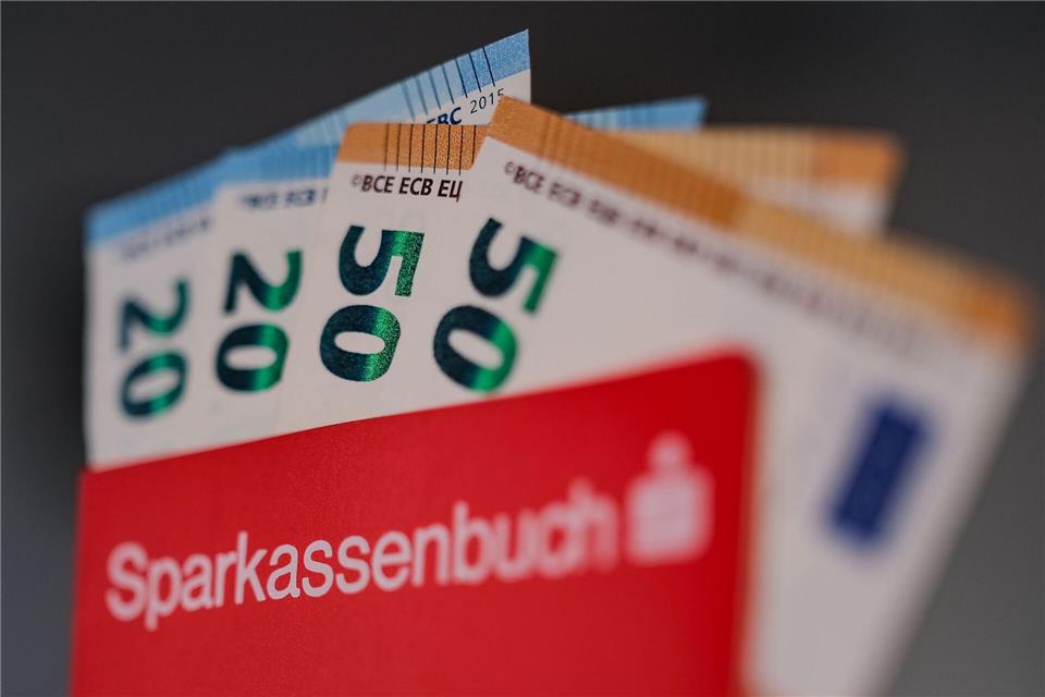Viel Geld liegt auf Sparbüchern, Tages- oder Festgeldkonten. (Symbolbild)Oliver Berg/dpa