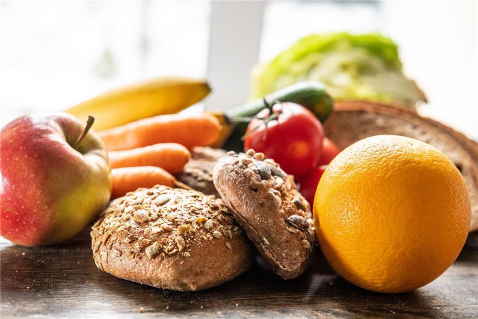 Viel Gemüse, viel Obst, viel Vollkorn: Wer so seine Ernährung gestaltet, nimmt viele Ballaststoffe zu sich.picture alliance/dpa/dpa-tmn