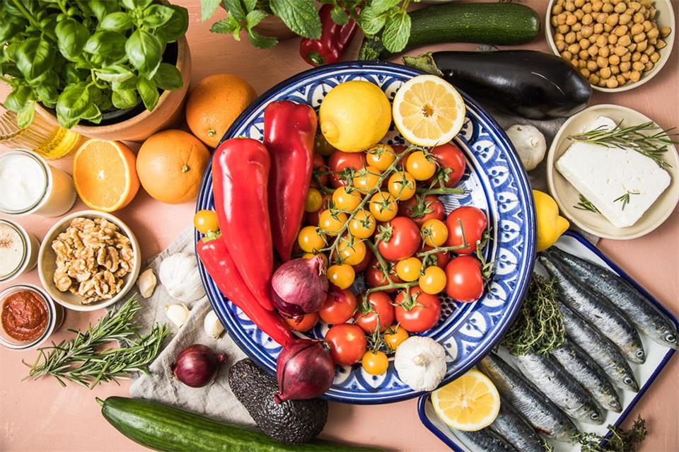 Viel Gemüse, viel Protein, wenig Kohlenhydrate: Wer seine Ernährung in diese Richtung umkrempelt, hat gute Chancen, sein Gewicht auch langfristig zu halten. Christin Klose/dpa-tmn
