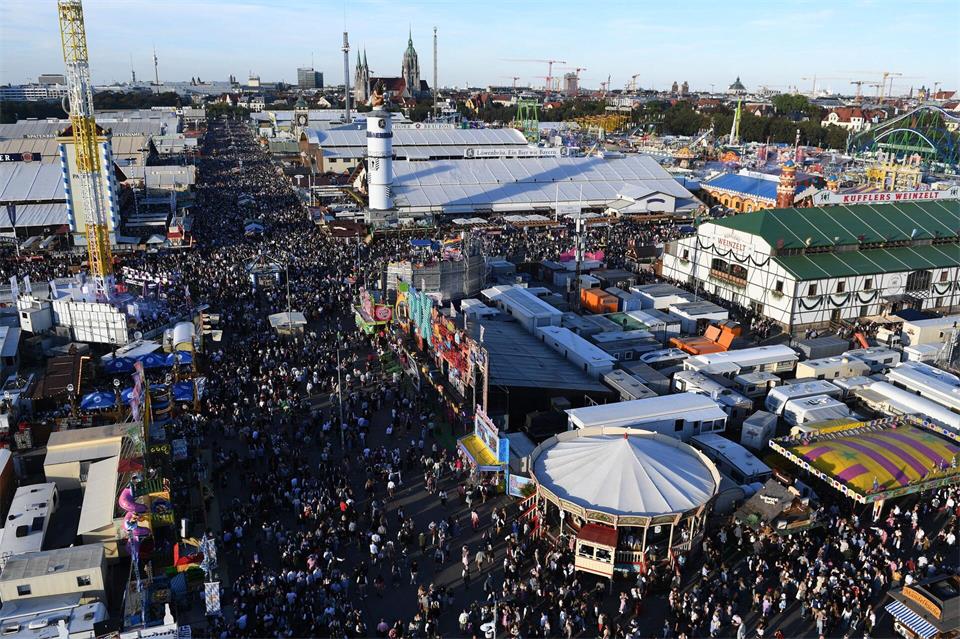 Viel Geränge auf dem Oktoberfest. Felix Hörhager/dpa