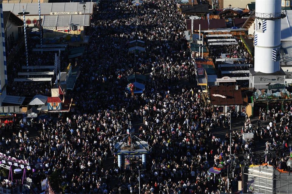Viel Geränge auf dem Oktoberfest. Felix Hörhager/dpa