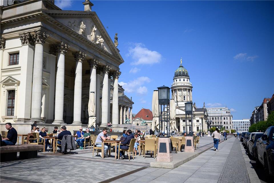 Viel Grün gibt es auf dem Gendarmenmarkt in Berlin nicht. (Archivbild) Bernd von Jutrczenka/dpa