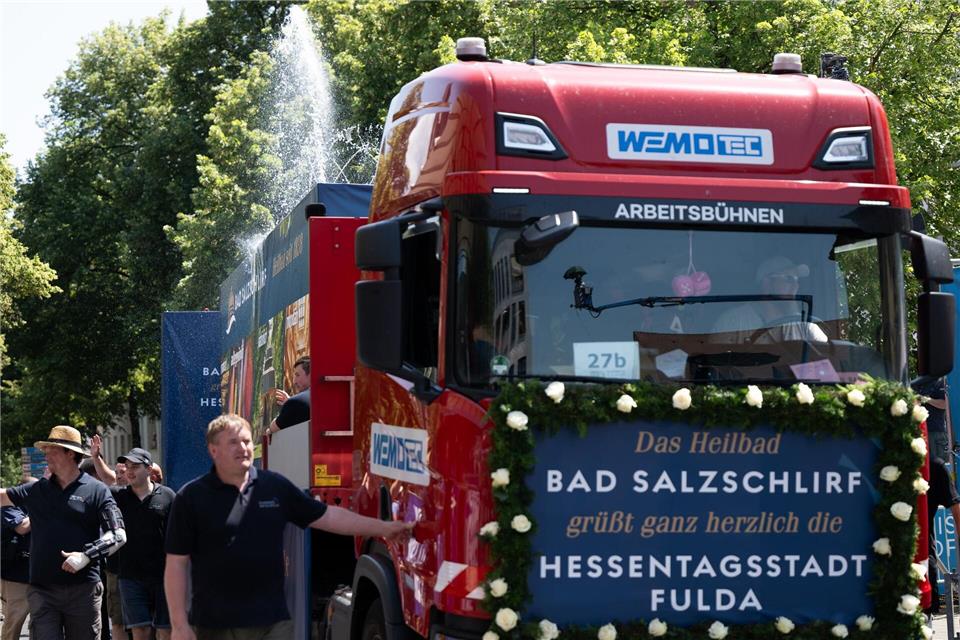 Viel Jubel gibt es für den Motivwagen aus Bad Salzschlirf, der Wasserfontänen verschießt. Florian Wiegand/dpa