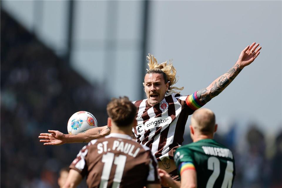Viel Kampf, kein Erfolg: St. Paulis Kapitän Jackson Irvine. Philipp Szyza/dpa