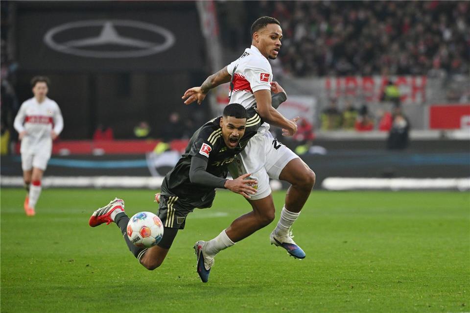 Viel Kampf, kein Sieger: Nartey (r) vom VfB im Duell mit Unions DoekhiMarijan Murat/dpa