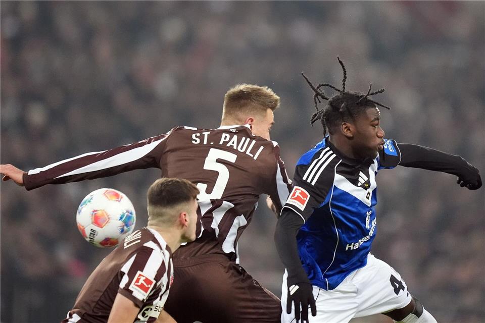 Viel Kampf, wenig Klasse: St. Paulis Hauke Wahl (M) und HSV-Spieler Fabio Baldé im Luftduell.Marcus Brandt/dpa