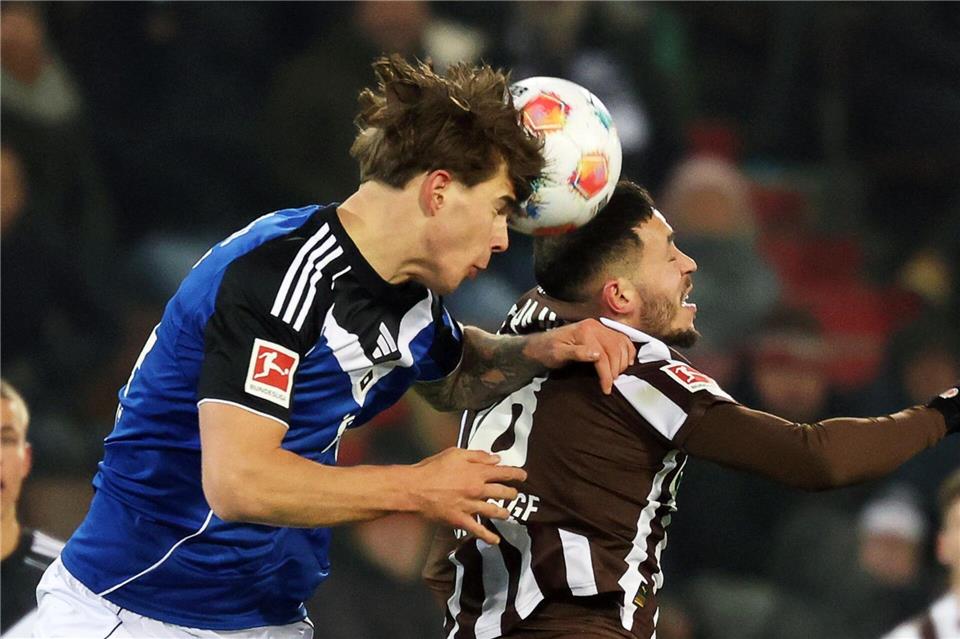 Viel Kampf, wenig Spiel im Stadtderby: HSV-Abwehrchef Luka Vuskovic (l) und St. Paulis Mathias Pereira Lage im Kopfballduell. Christian Charisius/dpa