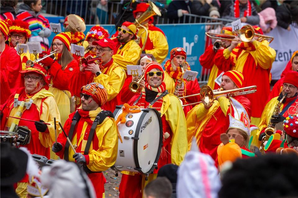Viel Musik beim Fastnachtsumzug in Frankfurt.Helmut Fricke/dpa