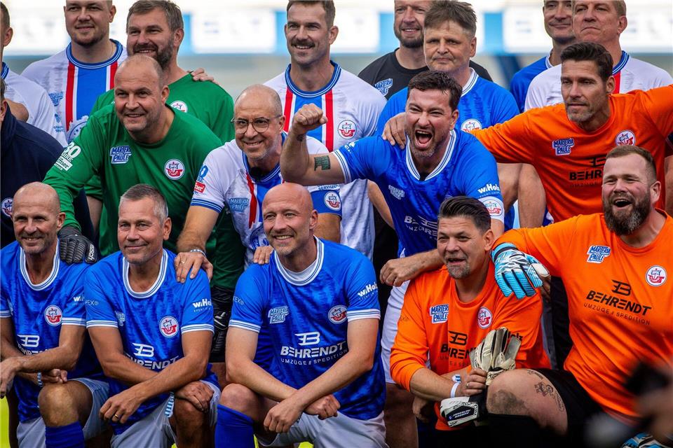 Viel Prominenz im Ostseestadion: Das Teamfoto mit dem Rostocker Rapper Marteria (Mitte, 2.v.r.) und dem ehemaligen Hansa-Kapitän Stefan Beinlich (Mitte, 2.v.l.) vor dem Benefizspiel.Jens Büttner/dpa
