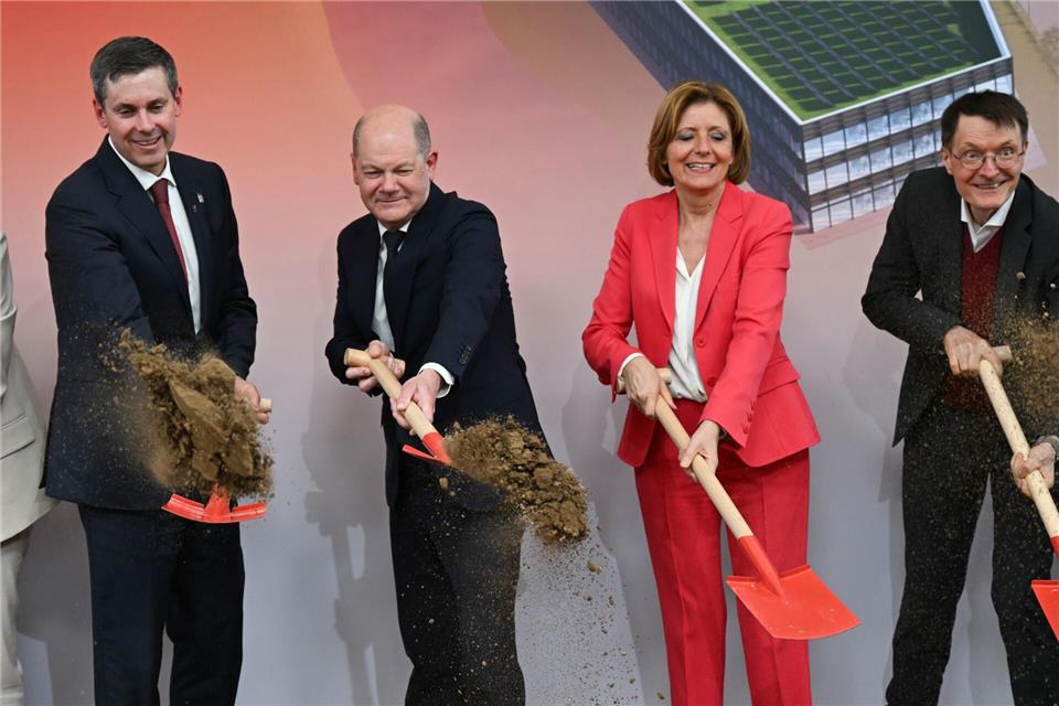 Viel Prominenz war zum symbolischen Spatenstich in Alzey im Frühjahr 2024 gekommen. (Archivbild)Arne Dedert/dpa