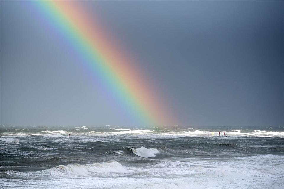 Viel Regen und wenig Sonne: In Schleswig-Holstein fällt die Wetterbilanz für den Oktober ziemlich trüb aus. (Archivbild)Daniel Bockwoldt/dpa