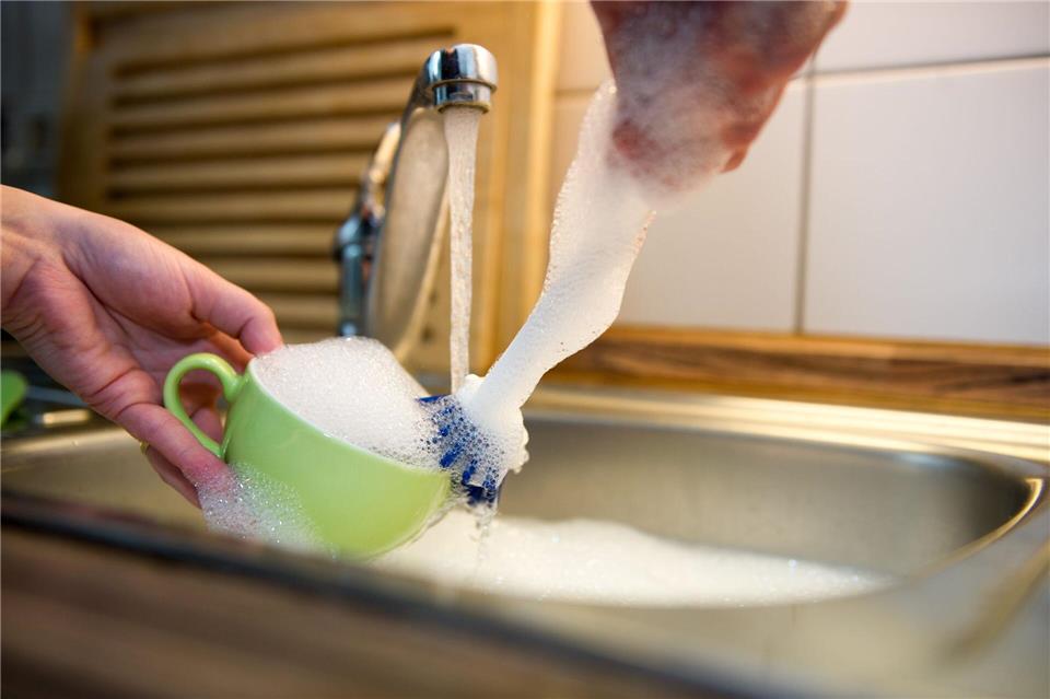 Viel Schaum, wenig Ergebnis: Die meisten Spülmittel reinigen in einer Untersuchung der Zeitschrift „Öko-Test“ nur „mäßig“ bis „dürftig“.Inga Kjer/dpa-tmn