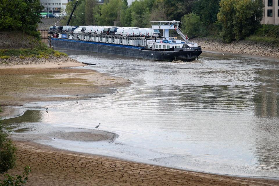 Viel Schiff, wenig Wasser: Das Frachtschiff hat sich in einem Teil des Düsseldorfer Hafens festgefahren. Christoph Reichwein/dpa
