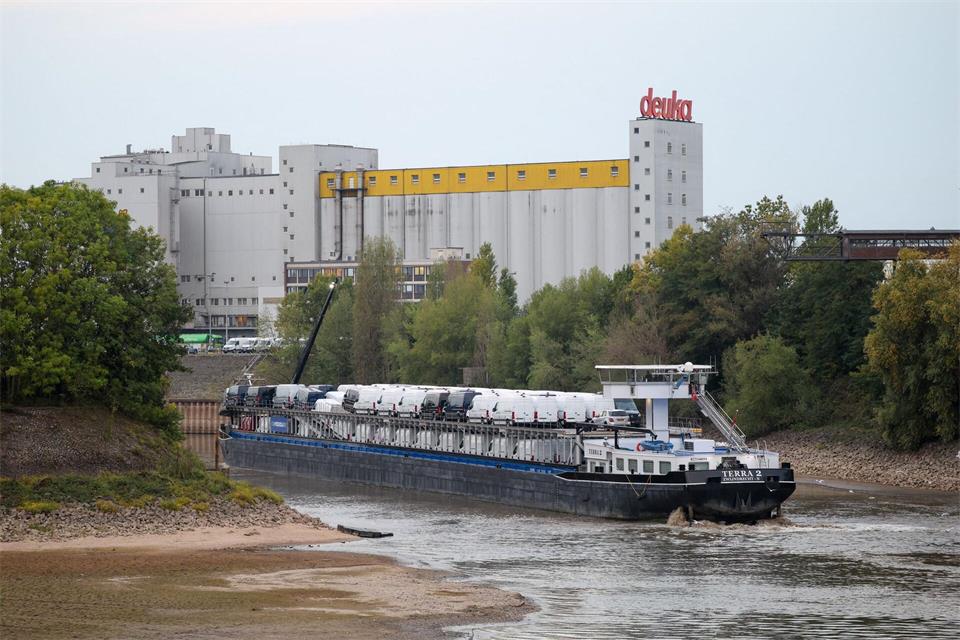 Viel Schiff, wenig Wasser: Dieses Frachtschiff hatte sich auf einer Sandbank im Düsseldorfer Hafen festgefahren. Christoph Reichwein/dpa