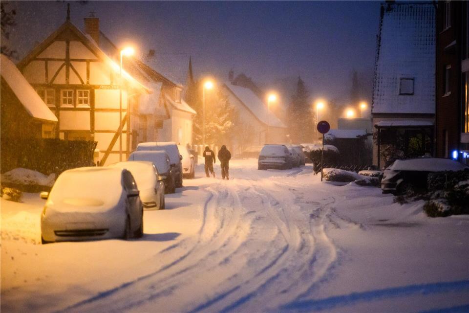 Viel Schnee, Eis und heftiger Wind sorgen für schwierige Straßenverhältnisse in Bremen und Niedersachsen. Julian Stratenschulte/dpa