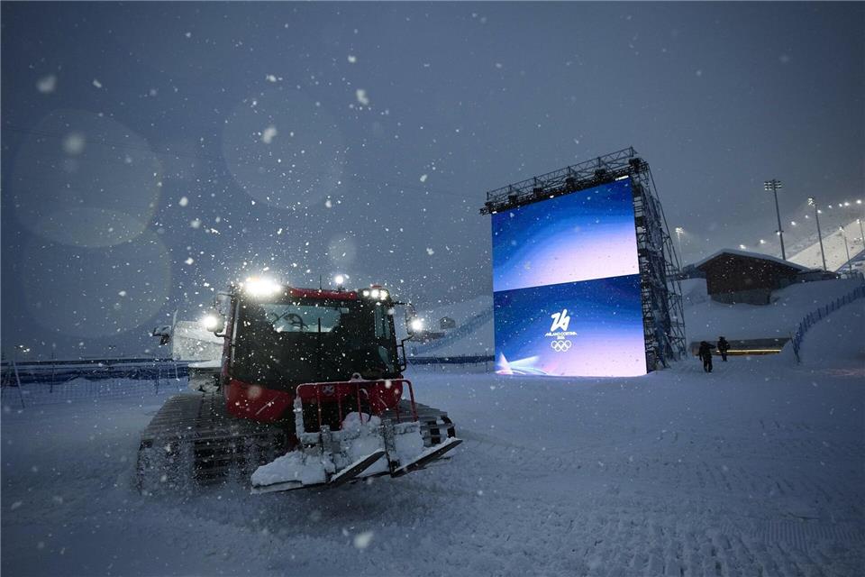 Viel Schnee in der Halfpipe: Der letzte olympische Wettkampf in Livigno muss wetterbedingt auf Sonntag verschoben werden.Andy Bao/AP/dpa