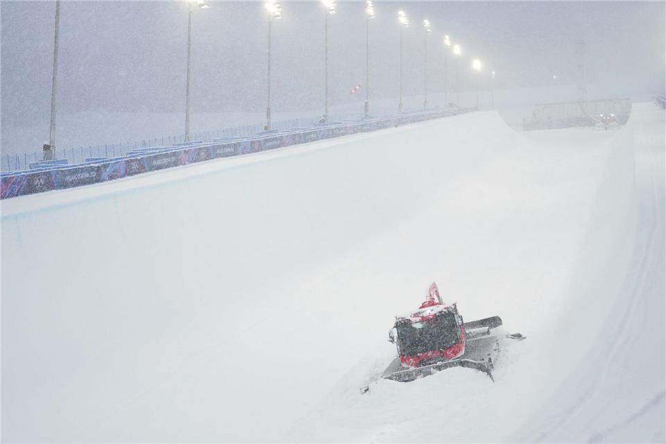 Viel Schnee in der Halfpipe: Der letzte olympische Wettkampf in Livigno musste wetterbedingt auf Sonntag verschoben werden.Lindsey Wasson/AP/dpa