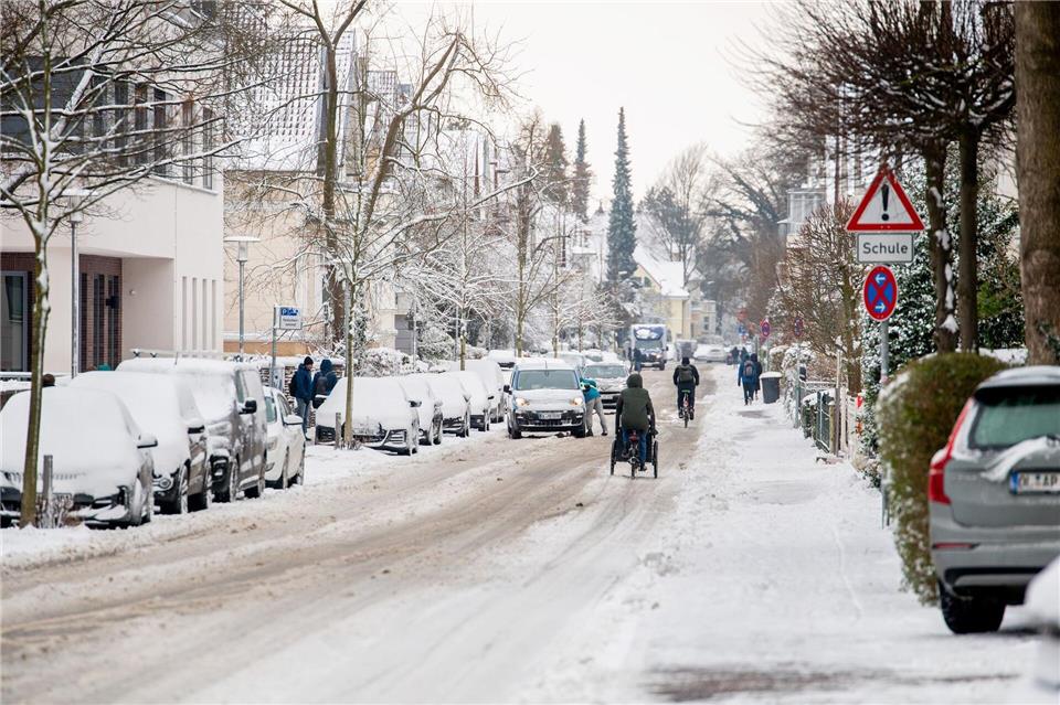 Viel Schnee und eisiger Wind sorgen in Niedersachsen und Bremen für Herausforderungen. Hauke-Christian Dittrich/dpa