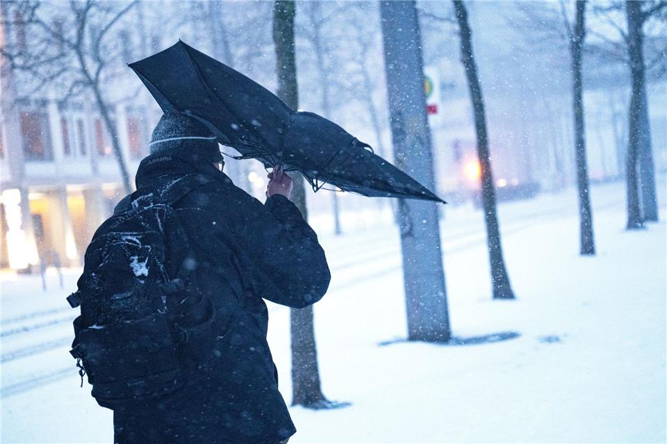 Viel Schnee und eisiger Wind sorgen in Niedersachsen und Bremen für Herausforderungen. Sina Schuldt/dpa