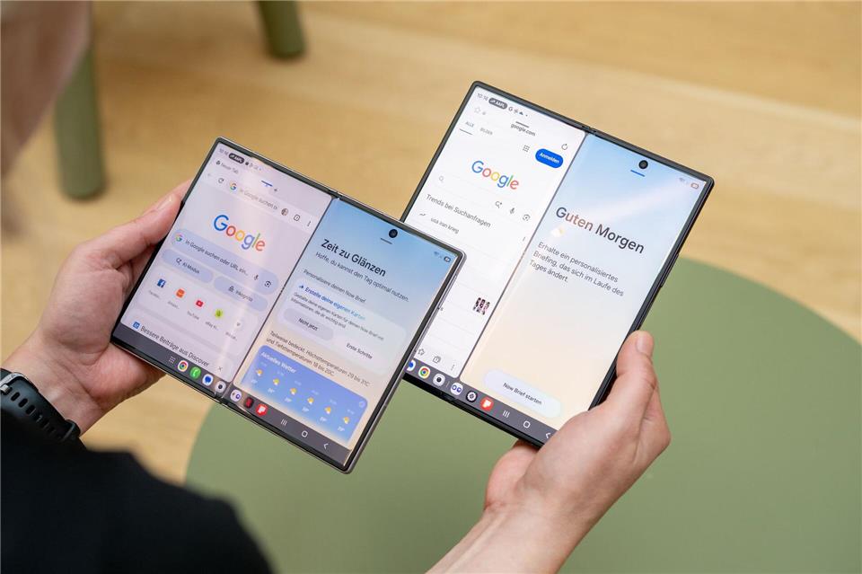 Viel Screen im aufgeklappten Zustand: Die Innendisplays bieten mit 7,6 Zoll beim Fold 8 (links) und 8 Zoll beim Fold 8 Ultra (rechts) genug Platz für Multitasking.Nico Tapia/dpa-tmn