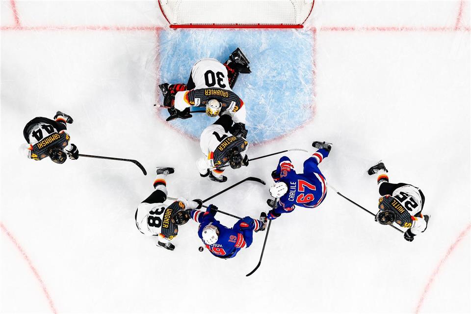 Viel Verkehr vor Philipp Grubauer: Der NHL-Keeper beschwerte sich über den dritten Gegentreffer gegen die USA.Andreas Becker/KEYSTONE/dpa