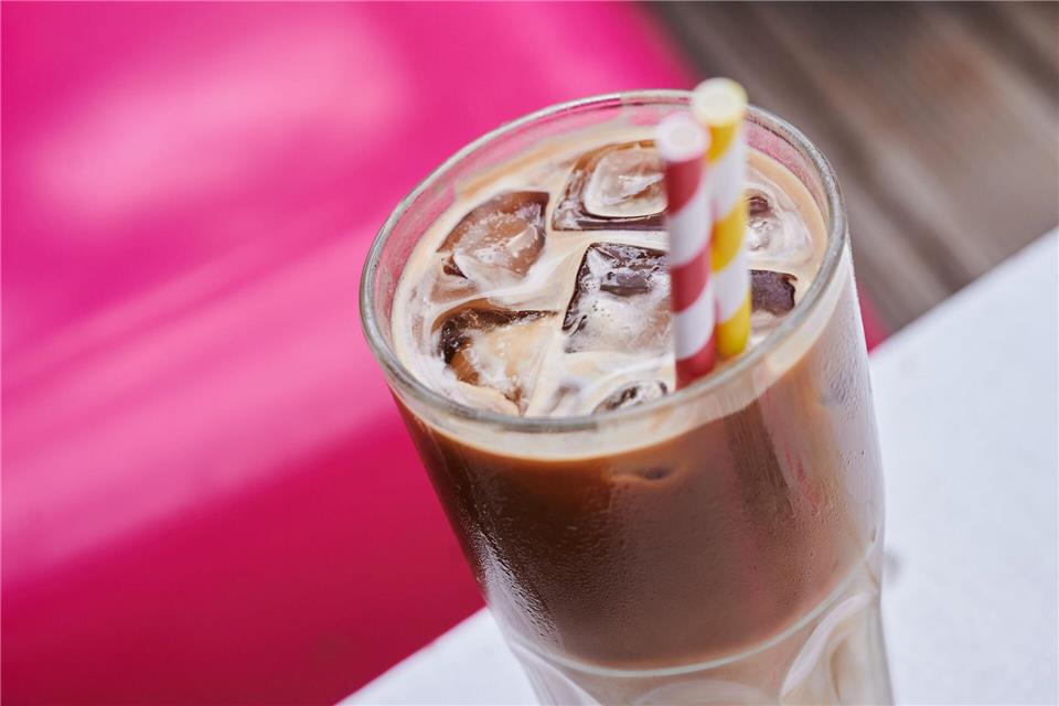 Viel Versprechen, wenig Substanz: Viele High-Protein-Eiskaffees enthalten deutlich weniger Eiweiß, als die Verpackung suggeriert.Annette Riedl/dpa/dpa-tmn