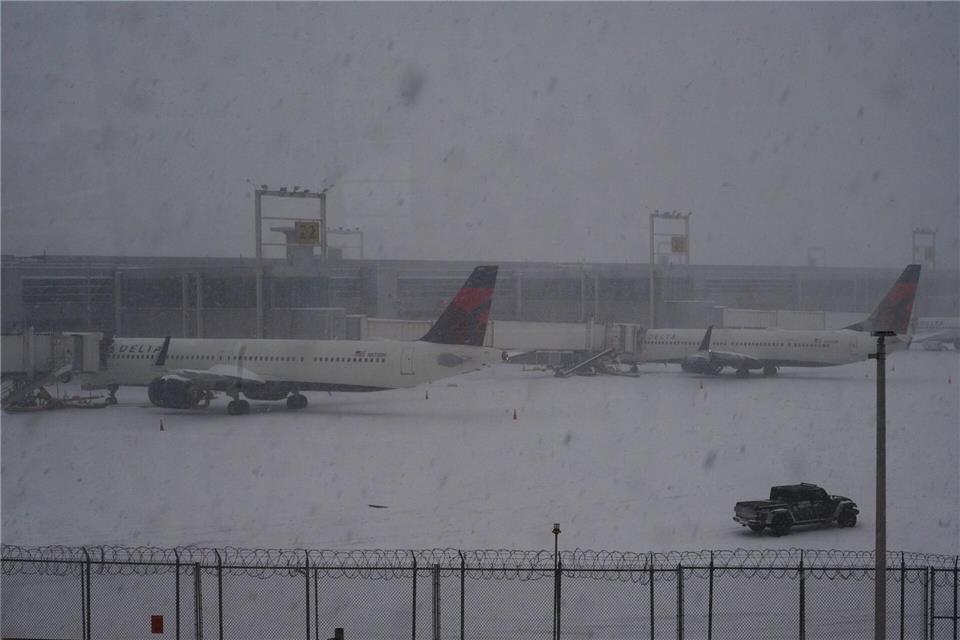 Viel ging am Wochenende nicht mehr an den US-Flughäfen: Bei starkem Schneefall, Sturm und Glätte blieben viele Maschinen am Boden.Edna Leshowitz/ZUMA Press Wire/dpa