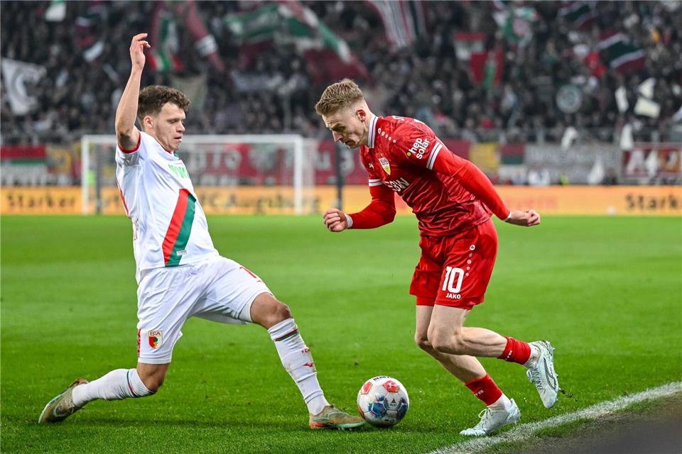 Viel ging in der Offensivbe beim VfB über Außenstürmer Chris Führich (r). Harry Langer/dpa