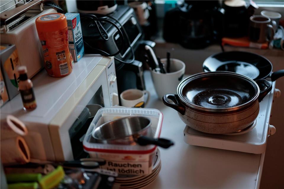 Viel ist es noch nicht, was Wagner besitzt: Ein paar Möbel, ein paar Habseligkeiten und eine provisorische Küche. David Ebener/dpa