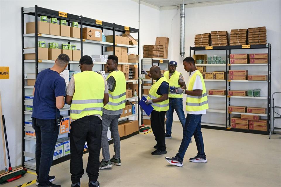 Viel ist in den vergangenen zehn Jahren über den sogenannten Spurwechsel vom Asylverfahren in die Erwerbsmigration gestritten worden. In Branchen wie Gastronomie, Pflege, Transport und Logistik herrscht Arbeitskräftemangel. (Symbolbild)Patrick Pleul/dpa