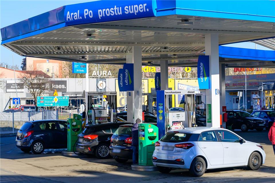 Viel los an den Zapfsäulen im polnischen Slubice: Die Menschen fahren zum Tanken über die Grenze, weil der Sprit in Polen günstiger ist.Patrick Pleul/dpa