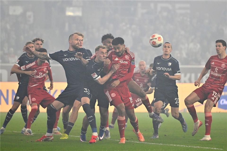 Viel los im Strafraum: Die Bochumer Philipp Hofmann (li.) und Mikkel Rakneberg kämpfen mit Düsseldorfs Emmanuel Iyoha um den Ball.Anke Waelischmiller/dpa