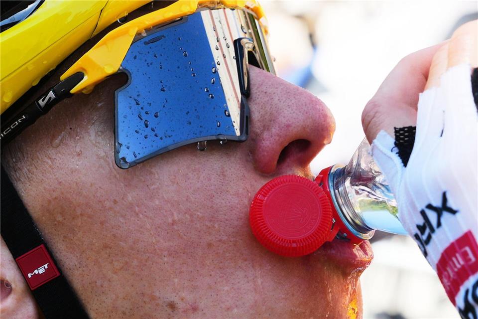 Viel trinken, Eiswürfel und Kühlwesten: So versuchen die Fahrer, Überhitzung zu vermeiden.Thibault Camus/AP Pool/dpa