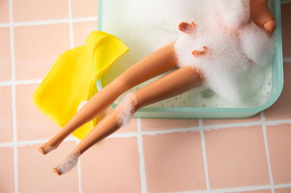 Viel, viel Schaum? Darüber freut sich die Vaginalflora nicht gerade. Wasser und eine milde Reinigungslotion reichen. Christin Klose/dpa-tmn