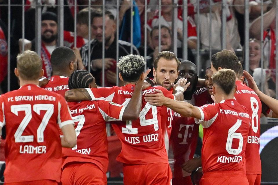 Viel zu jubeln hatten die Meisterspieler des FC Bayern um Harry Kane (M) im Saison-Eröffnungsspiel.Sven Hoppe/dpa