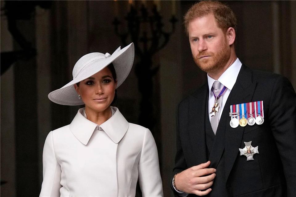 Viel zu lachen haben Harry und Meghan beim Blick in die Schlagzeilen in England nicht. (Archivbild) Matt Dunham/AP/dpa