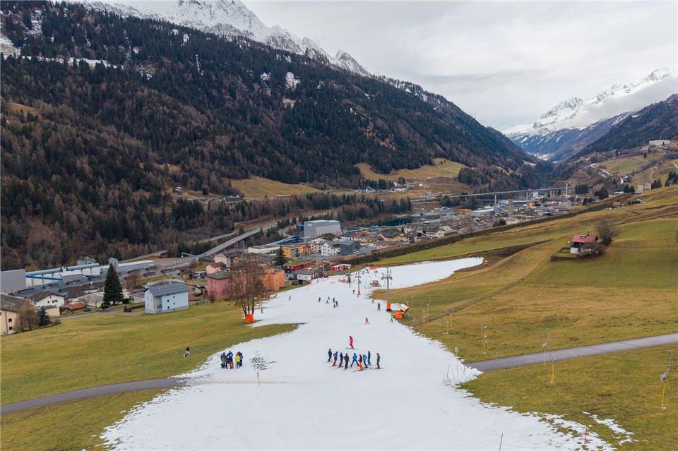 Viel zu warm: Skifahrer fahren auf einer schmalen Piste aus Kunstschnee im Tessin in der Schweiz. Francesca Agosta/KEYSTONE/dpa
