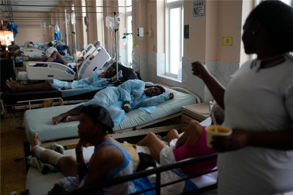 Nach Hurrikan „Melissa“: Ärzte in Jamaika am Limit  Viele Ärzte arbeiten seit Tagen ohne Pause.Matias Delacroix/AP/dpa