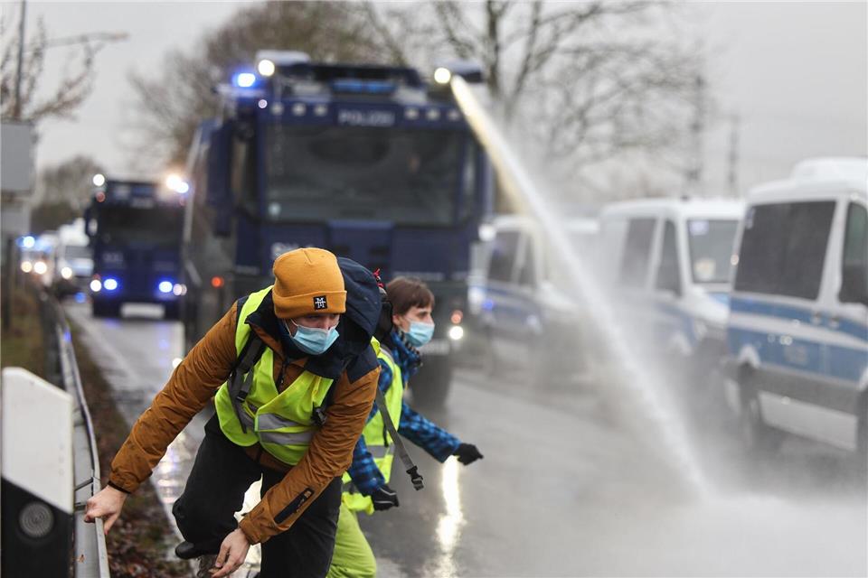 Viele AfDler kamen wegen Straßenblockaden erst spät zur Messe in Gießen. Die Polizei setzte Wasserwerfer ein, um Wege freizuräumen. Hannes P. Albert/dpa