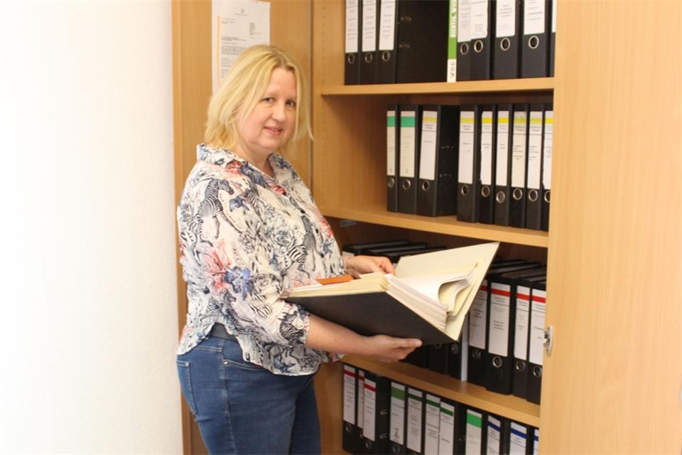 Viele Aktenordner und Unterlagen muss Christine Dohmann noch durchsehen.