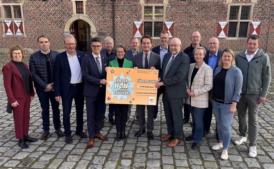Viele Akteure waren beteiligt bis NRW-Ministerin Ina Scharrenbach (Mitte) jetzt den Förderbescheid übergeben konnte.